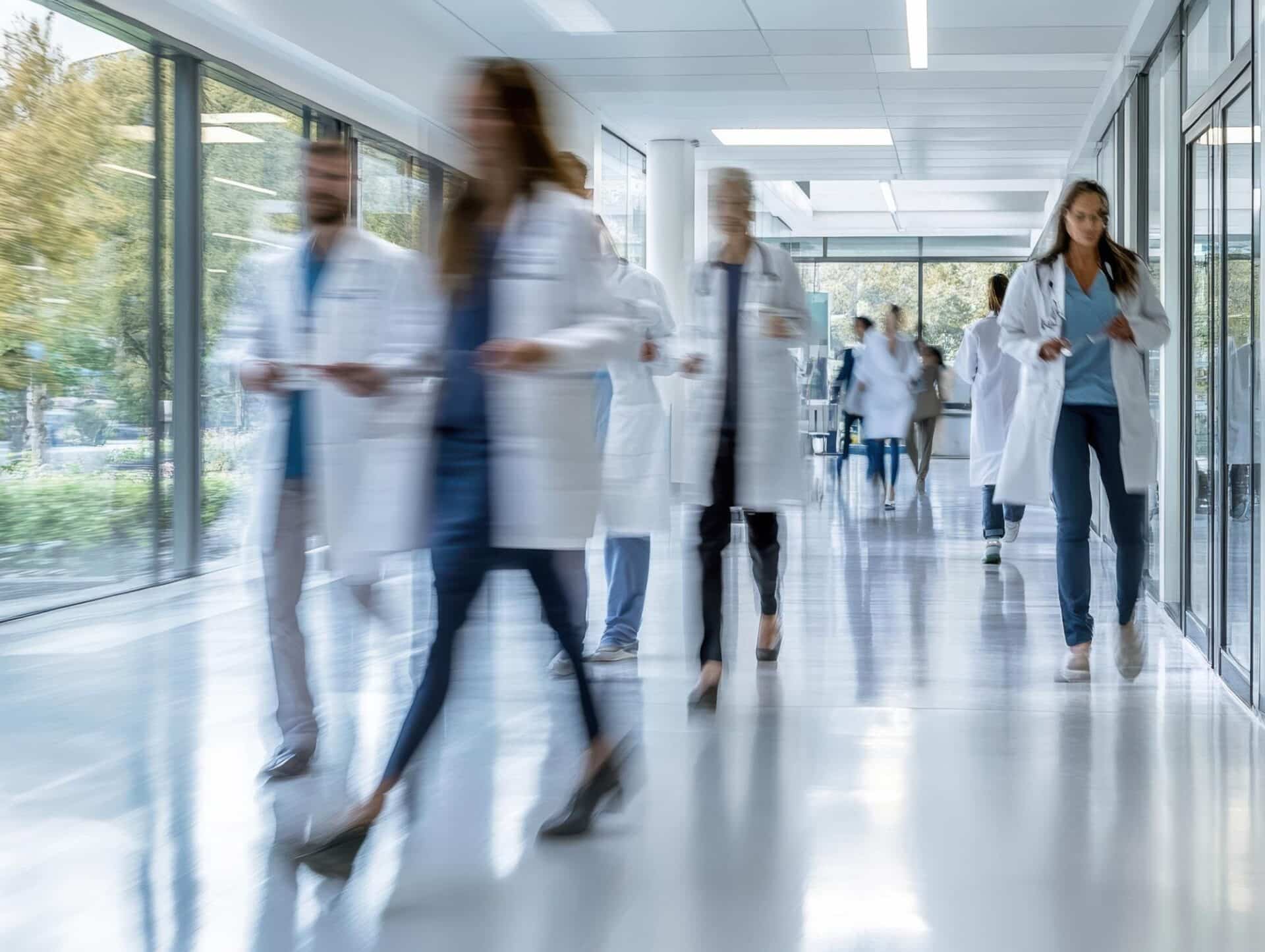Estudiantes y médicos recorriendo los pasillos de un hospital durante una jornada de puertas abiertas MIR 2026