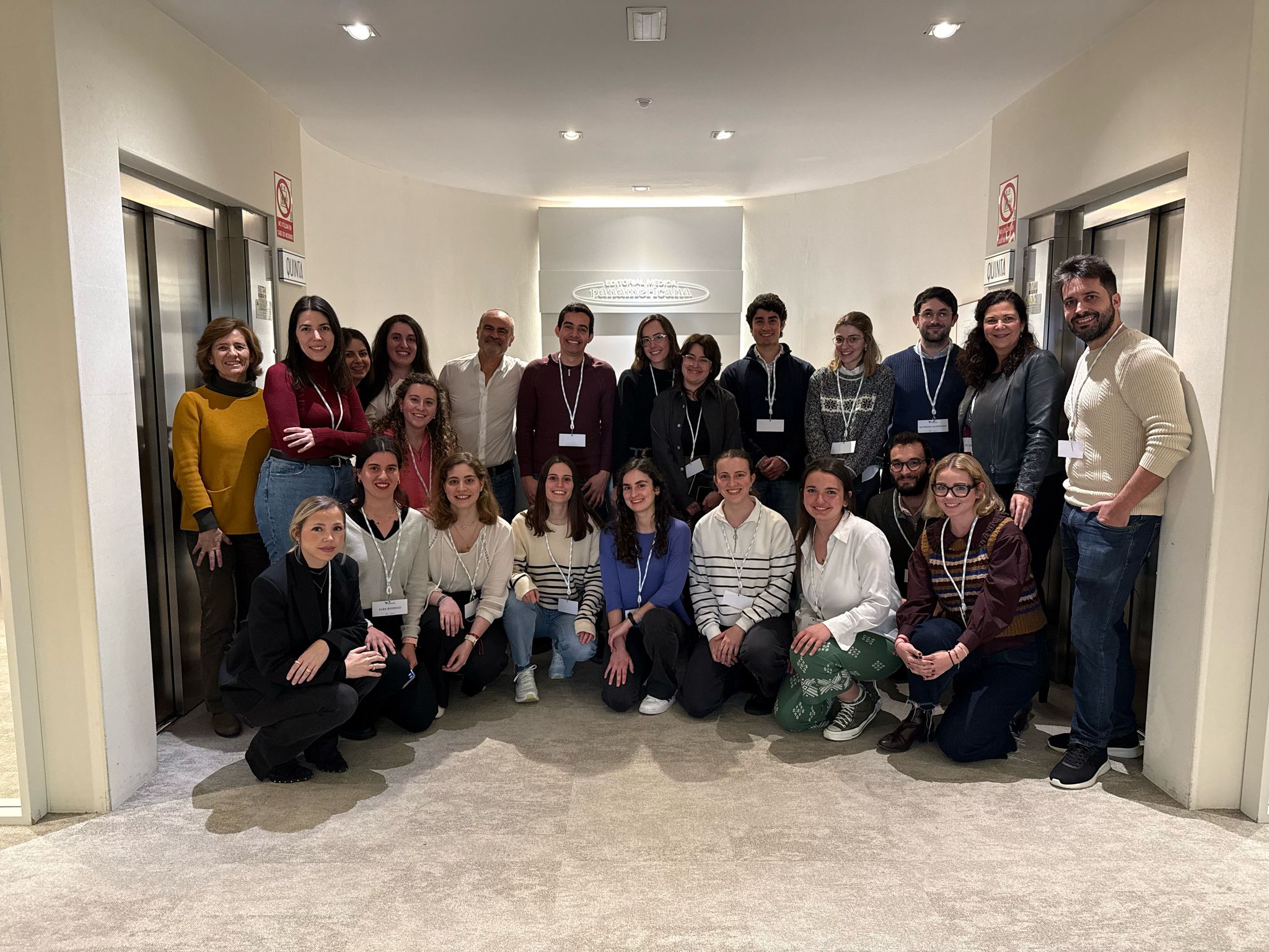Alumnos PROMIR reunidos en el encuentro de los desayunos PROMIR compartiendo sus experiencias de preparación MIR