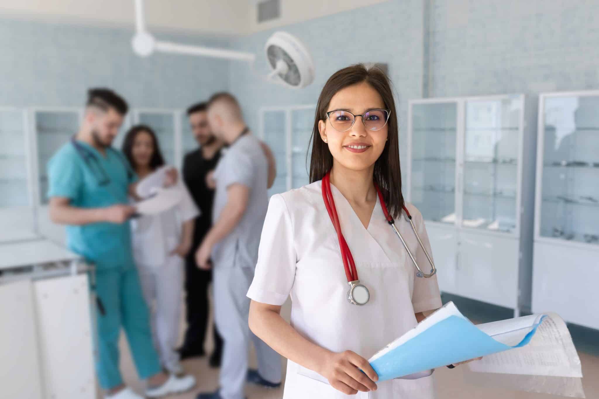 Médico residente MIR en su primer día en el hospital con bata blanca y fonendoscopio