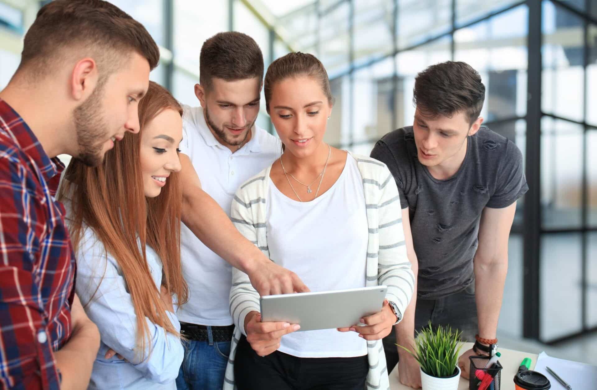 Alumnos consultando el listado provisional MIR 2026 en una tablet