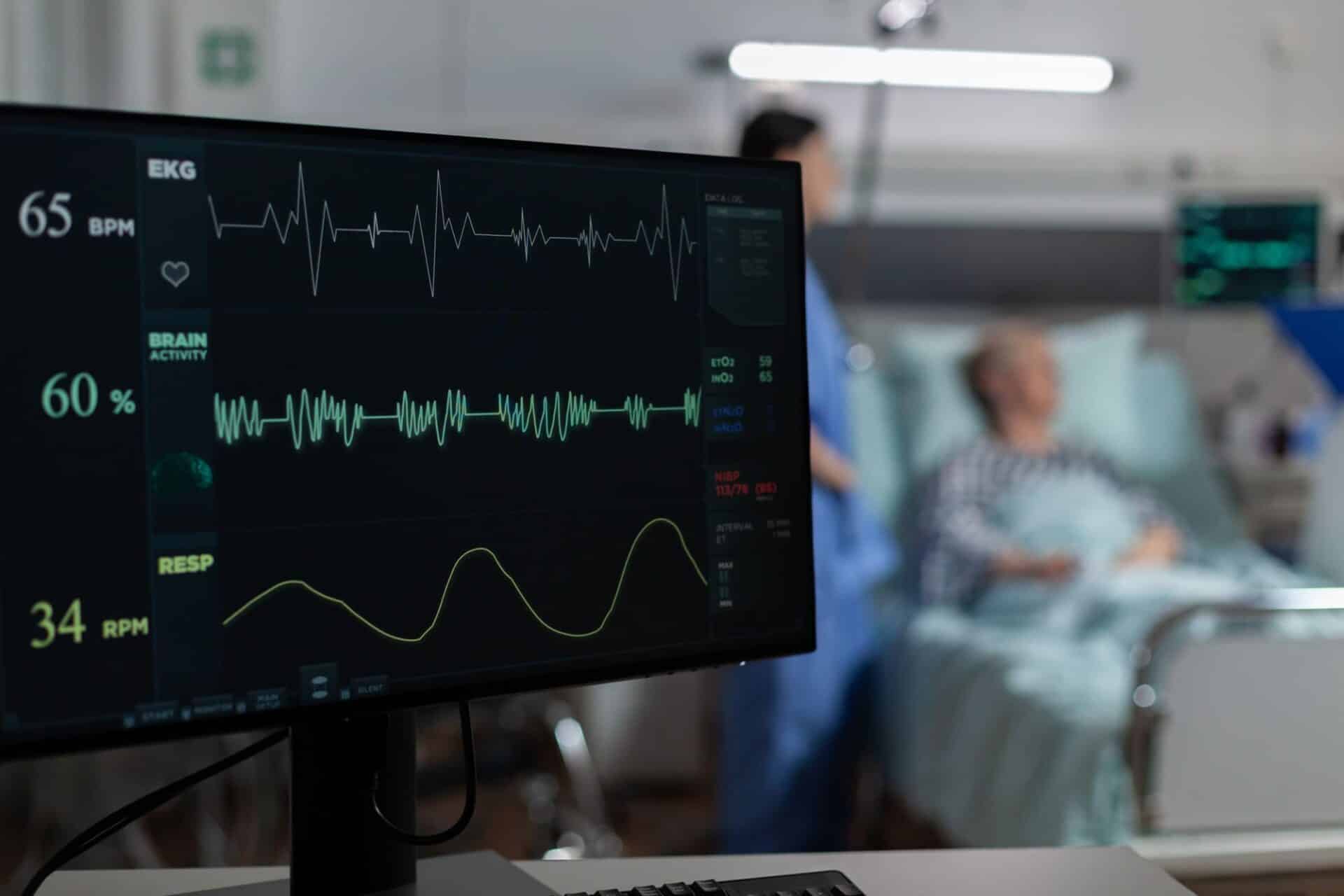 Estudiante de Medicina aprendiendo cómo interpretar un ECG paso a paso