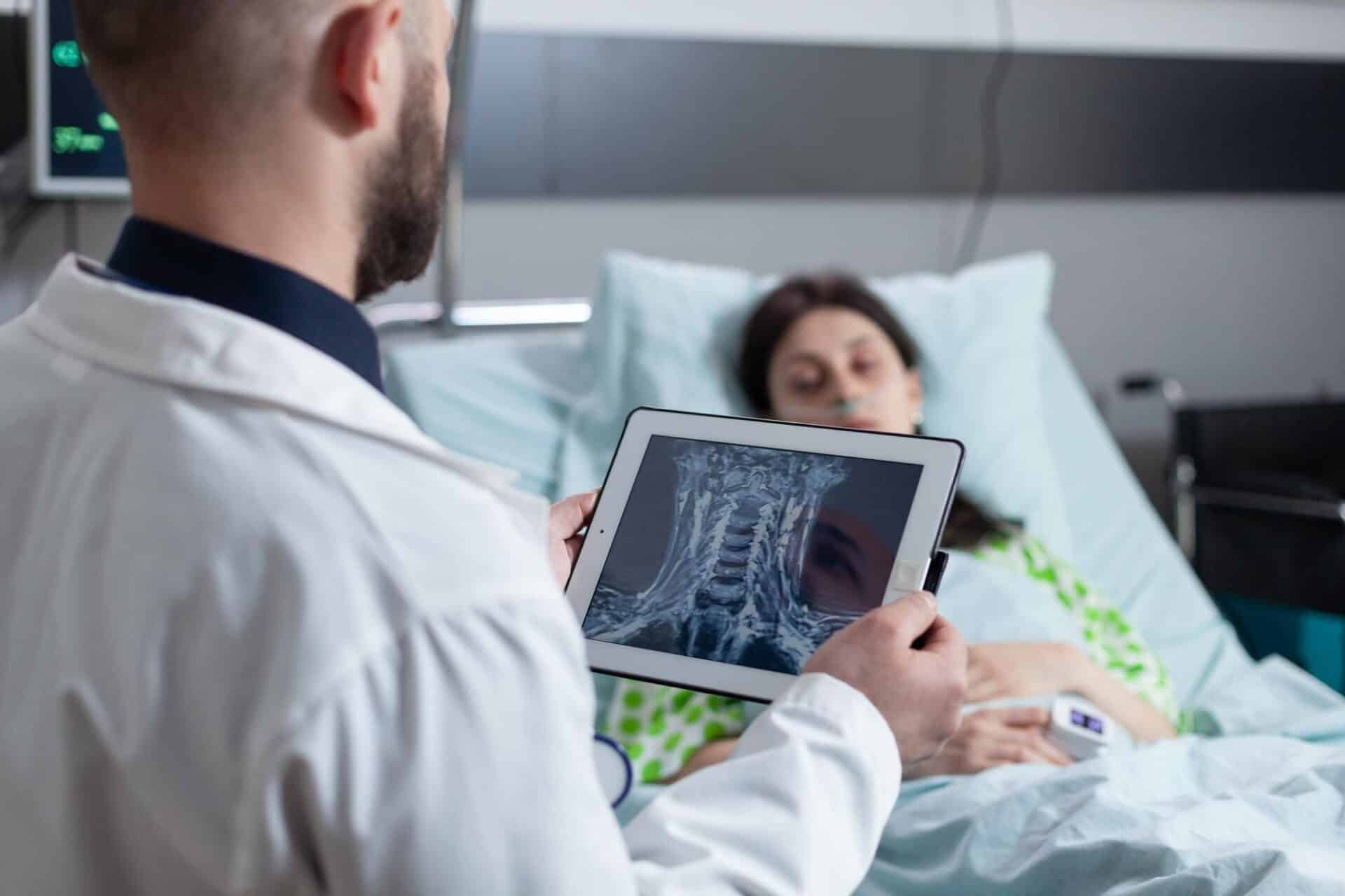 Estudiante de Medicina aprendiendo a resolver casos clínicos y razonar el diagnóstico paso a paso
